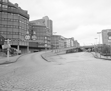 884809 Gezicht op het Stationsplein te Utrecht, met op de achtergrond gebouwen van het kantoor- en winkelcentrum Hoog ...